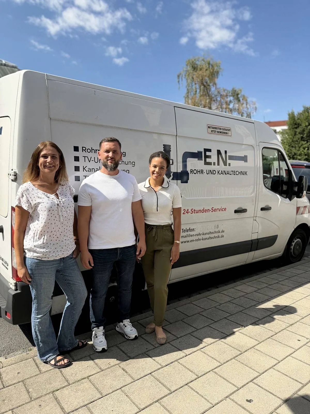 Das Team von E.N. Rohr- und Kanaltechnik vor dem Firmenwagen in Fürth