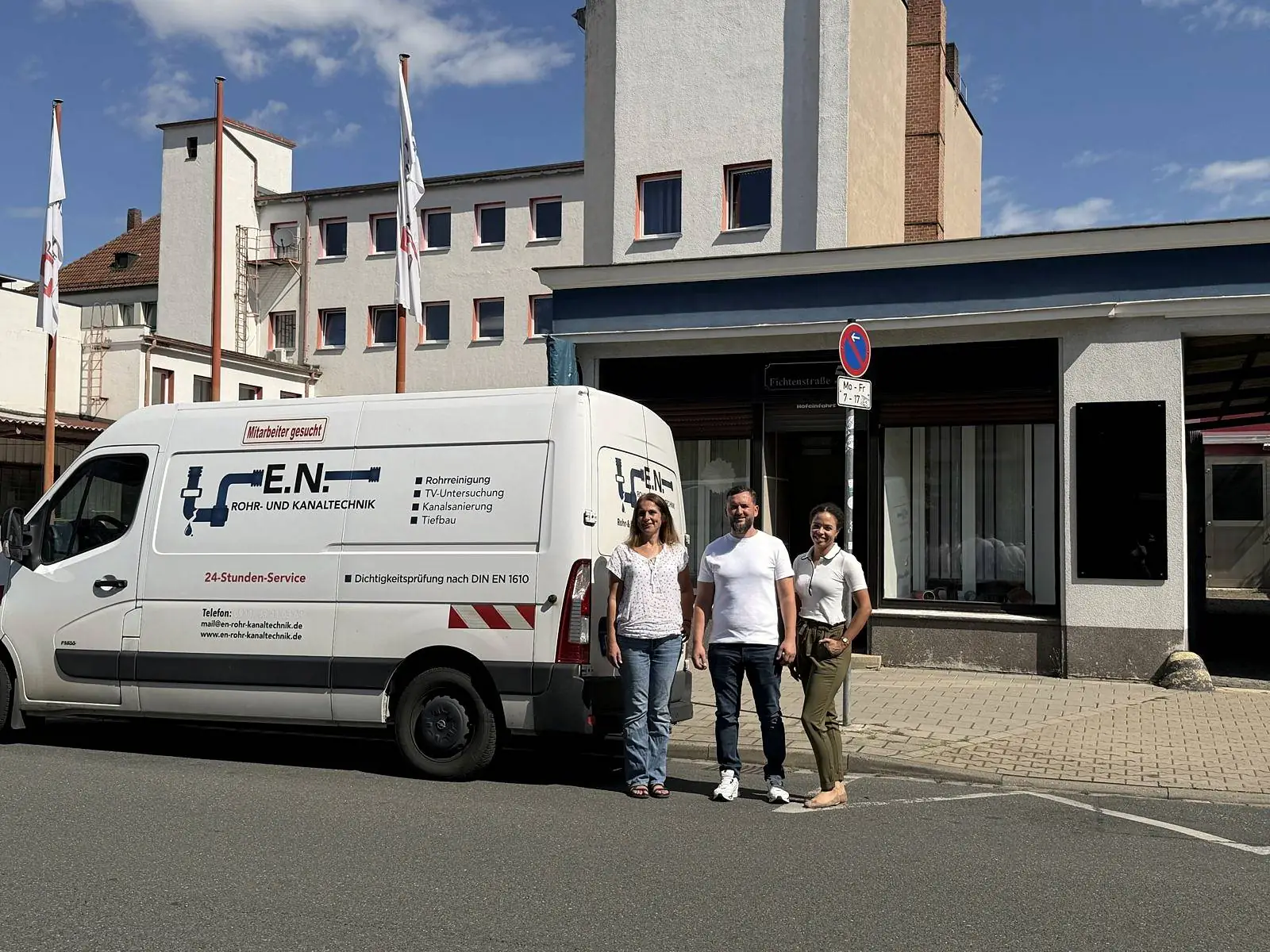 Das Team von E.N. vor dem Firmensitz in der Fichtenstraße in Fürth