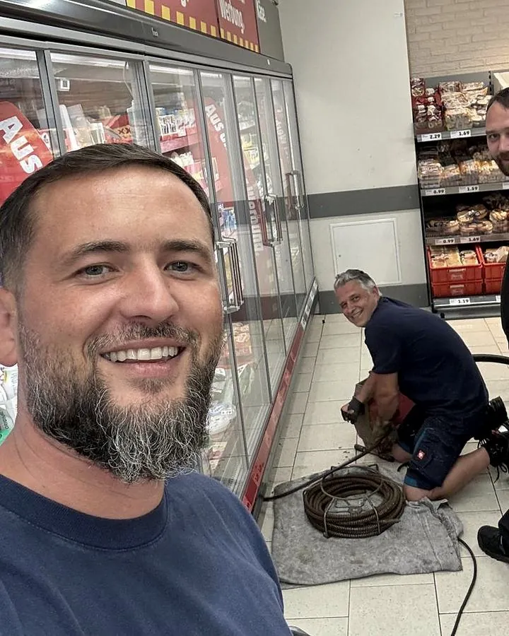 Selfie aus dem Einsatz: der Chef von E.N. mit einem Kollegen bei einer Rohrreinigung in Fürth